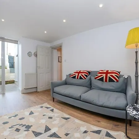 Apartment West With Free Parking *