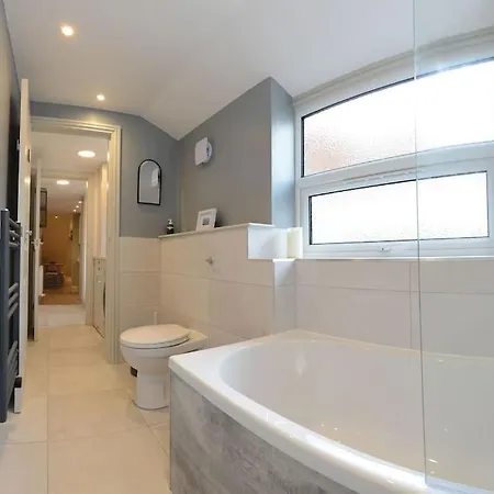 Apartment West With Free Parking *