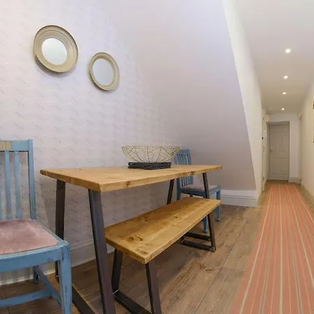 Apartment West With Free Parking Whitby