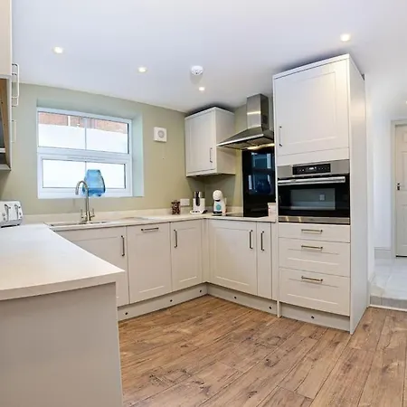 Apartment West With Free Parking Whitby