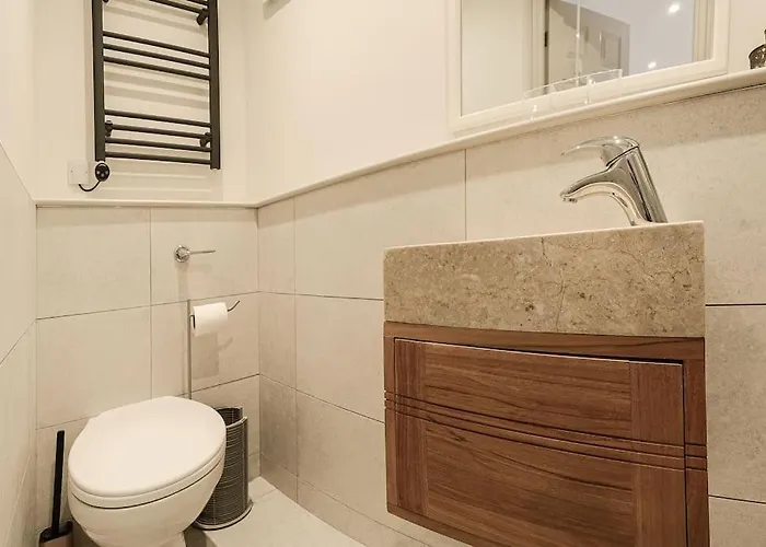 West With Free Parking *