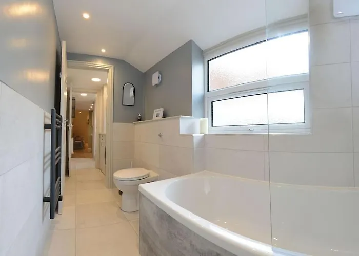 شقة West With Free Parking *