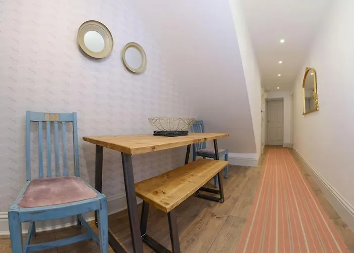 شقة West With Free Parking ويتبي