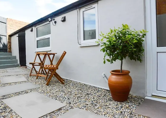 West With Free Parking * ويتبي