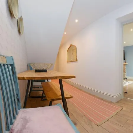 West With Free Parking * Whitby