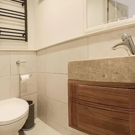 West With Free Parking *