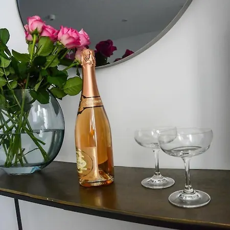 West With Free Parking Appartement Whitby